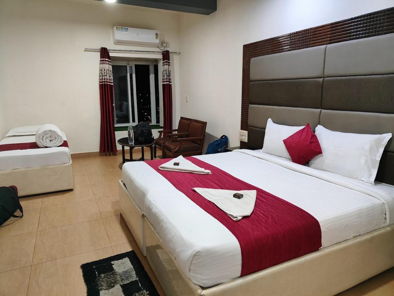 Hotel New Rajdarshan Madikeri Buitenkant foto