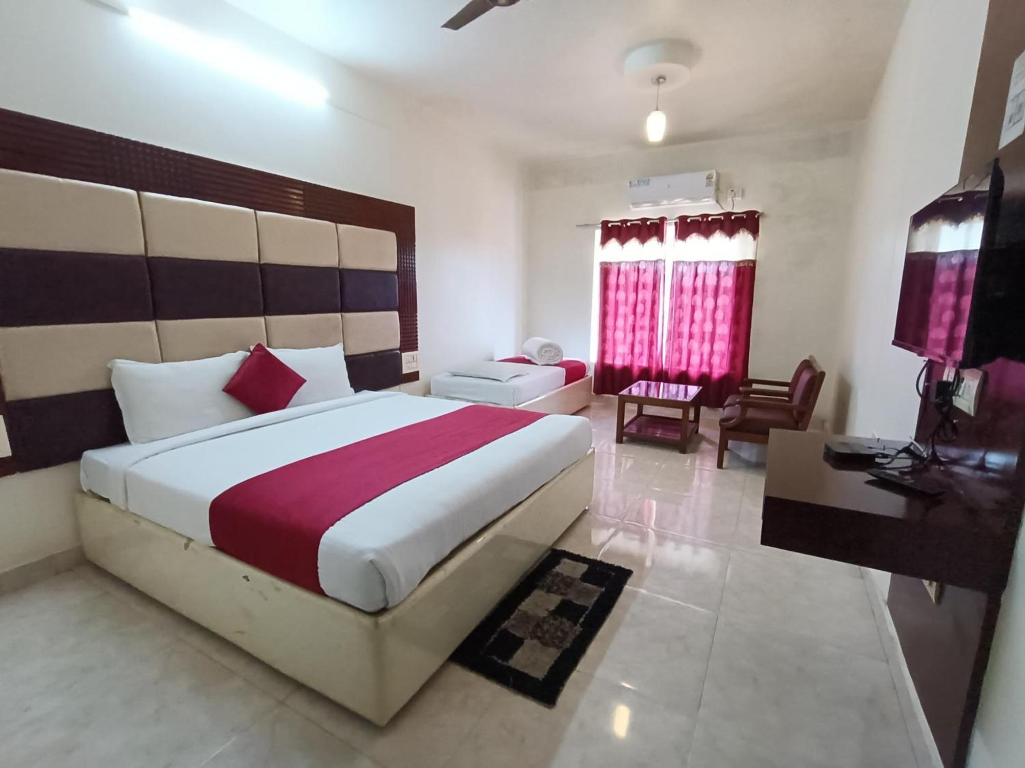 Hotel New Rajdarshan Madikeri Buitenkant foto