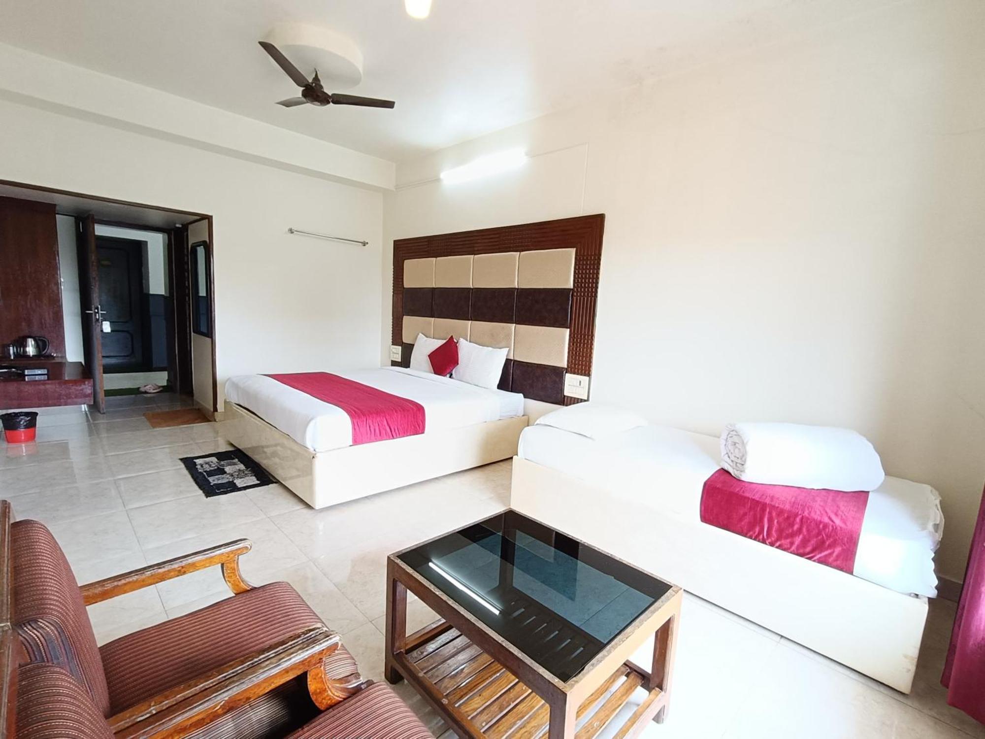 Hotel New Rajdarshan Madikeri Buitenkant foto