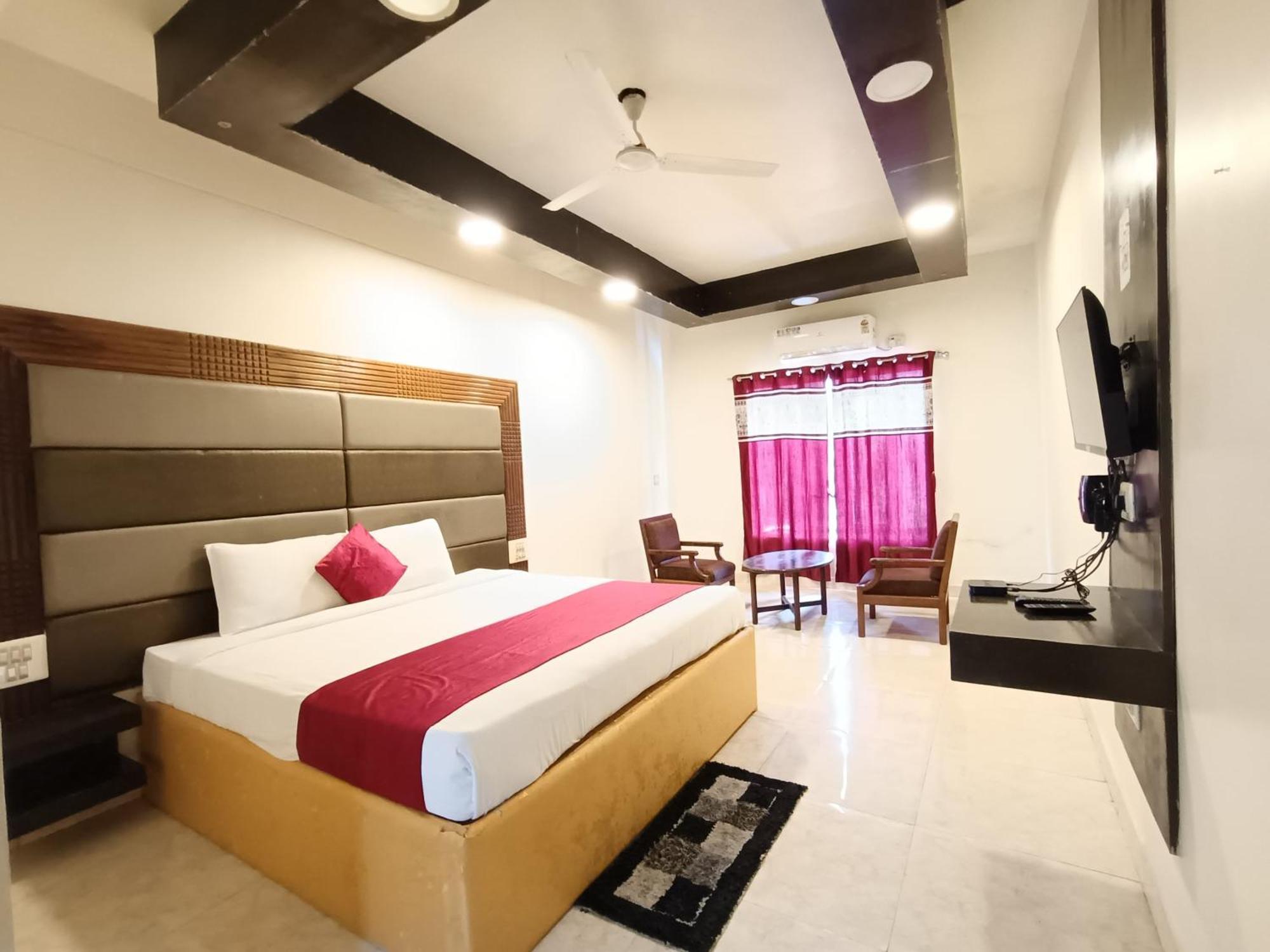 Hotel New Rajdarshan Madikeri Buitenkant foto