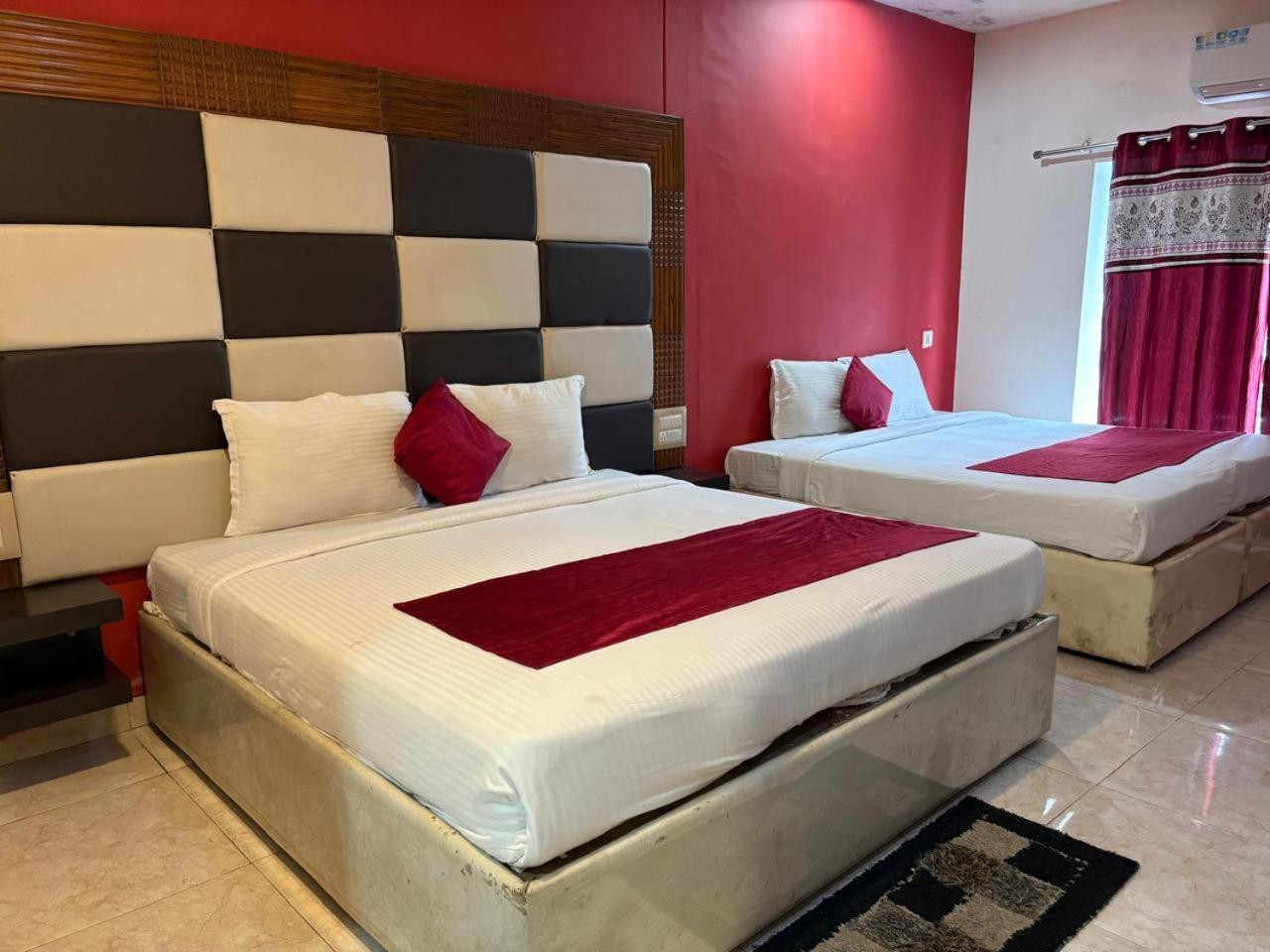 Hotel New Rajdarshan Madikeri Buitenkant foto