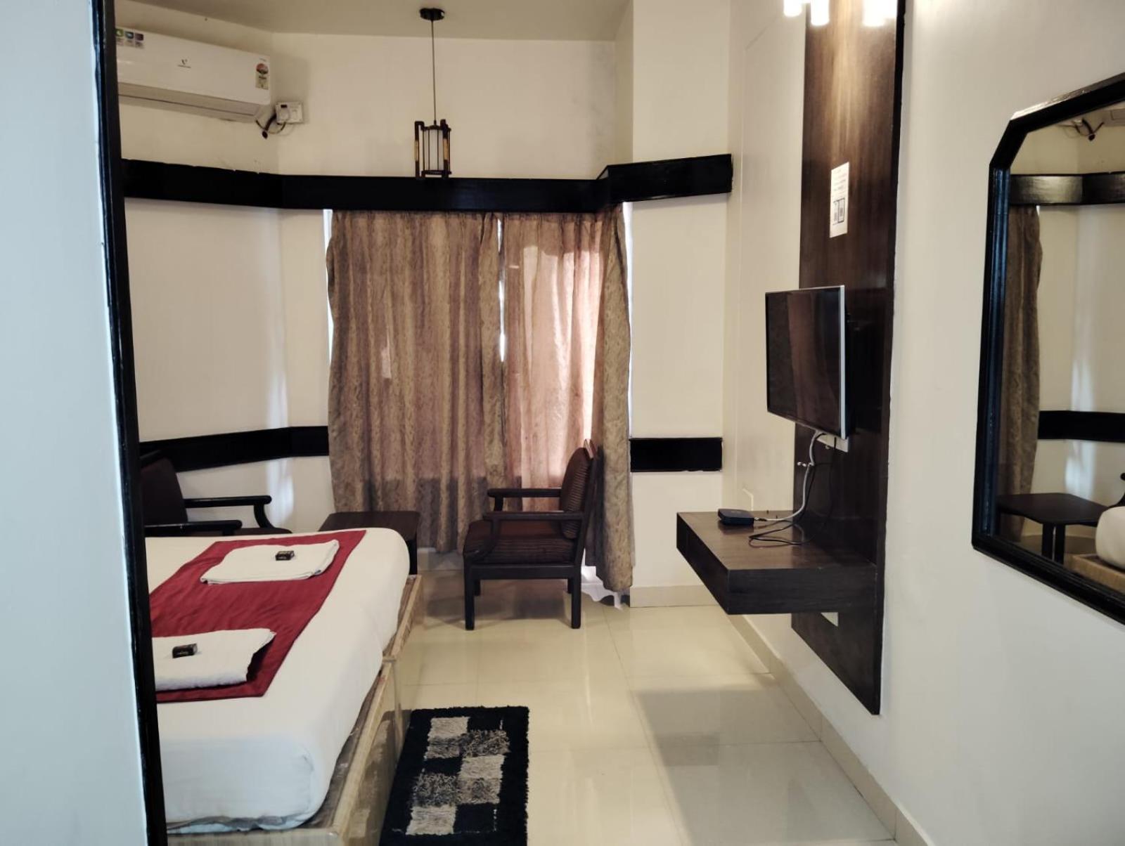 Hotel New Rajdarshan Madikeri Buitenkant foto