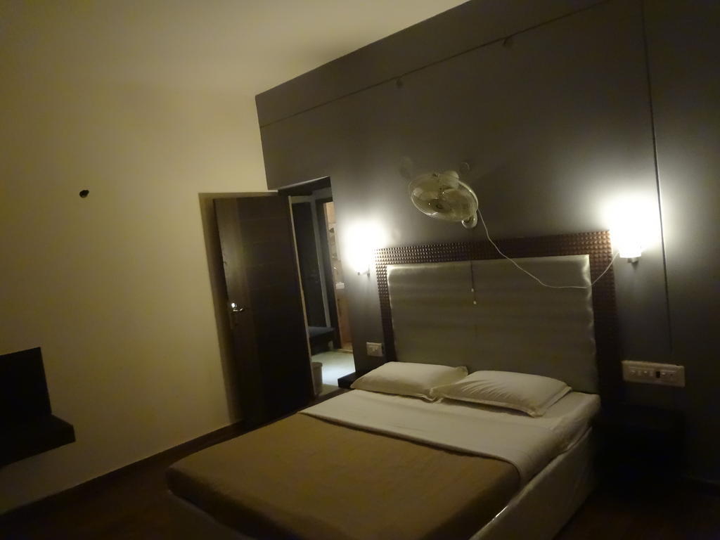 Hotel New Rajdarshan Madikeri Buitenkant foto