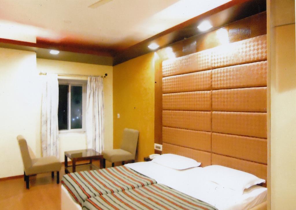 Hotel New Rajdarshan Madikeri Buitenkant foto
