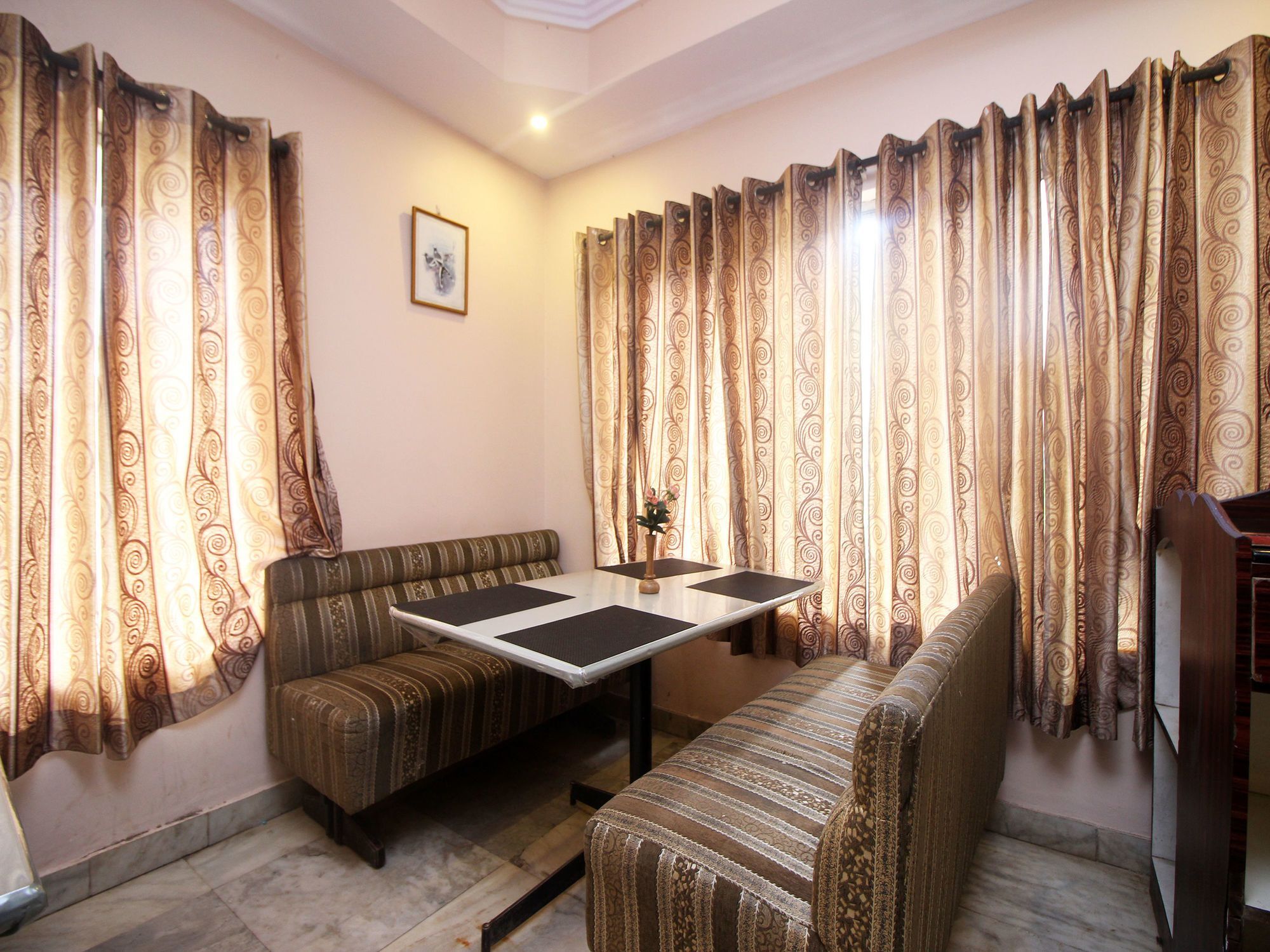 Hotel New Rajdarshan Madikeri Buitenkant foto
